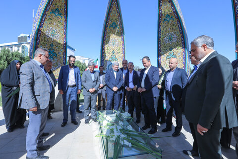 گزارش تصویری ا تجدید میثاق با شهدا در نخستین گام سفر رئیس سازمان بهزیستی به دیار مرکزی