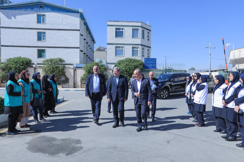 گزارش تصویری ا تجدید میثاق با شهدا در نخستین گام سفر رئیس سازمان بهزیستی به دیار مرکزی