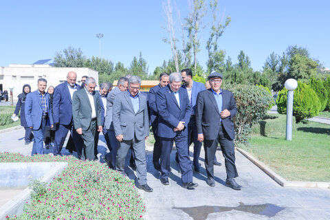 گزارش تصویری ا تجدید میثاق با شهدا در نخستین گام سفر رئیس سازمان بهزیستی به دیار مرکزی