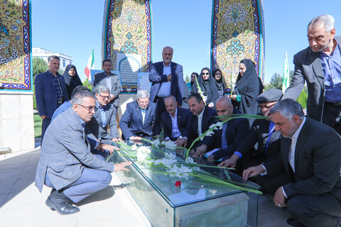 گزارش تصویری ا تجدید میثاق با شهدا در نخستین گام سفر رئیس سازمان بهزیستی به دیار مرکزی