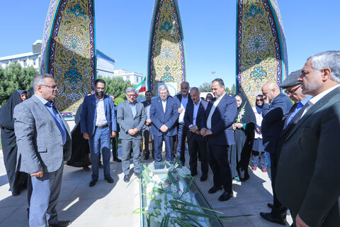 گزارش تصویری ا تجدید میثاق با شهدا در نخستین گام سفر رئیس سازمان بهزیستی به دیار مرکزی