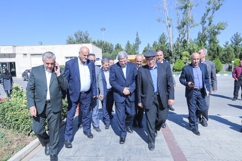 گزارش تصویری ا تجدید میثاق با شهدا در نخستین گام سفر رئیس سازمان بهزیستی به دیار مرکزی