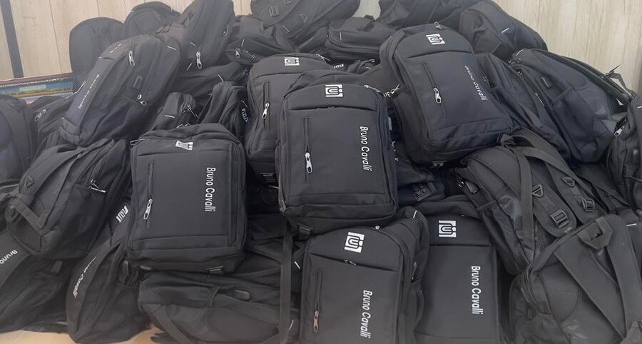 کنگان| پویش «همه حاضر» : توزیع لوازم التحریر و لبخند مهر بر لبان ۳۵۰ دانش‌آموز تحت پوشش بهزیستی کنگان