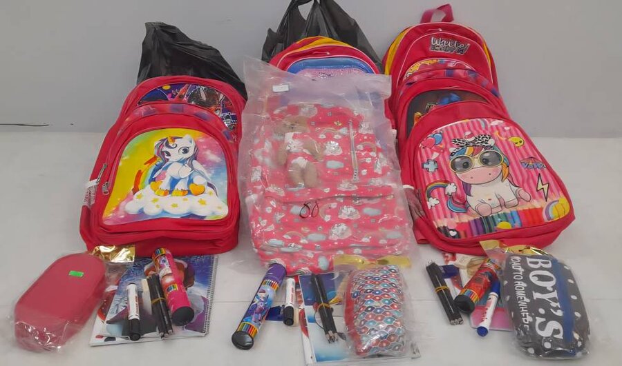 اهدای کیف و نوشت‌افزار به دانش آموزان تحت پوشش بهزیستی در پویش «همه حاضر»