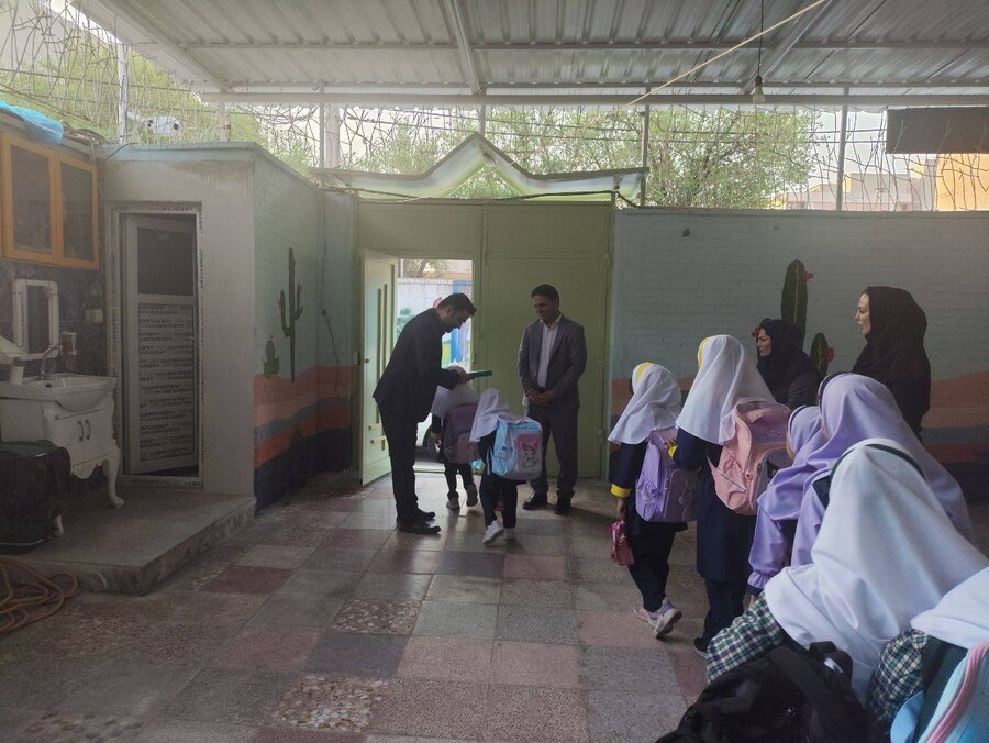 بدرقه کودکان بهزیستی اهواز به مدارس با حضور معاون دادستان