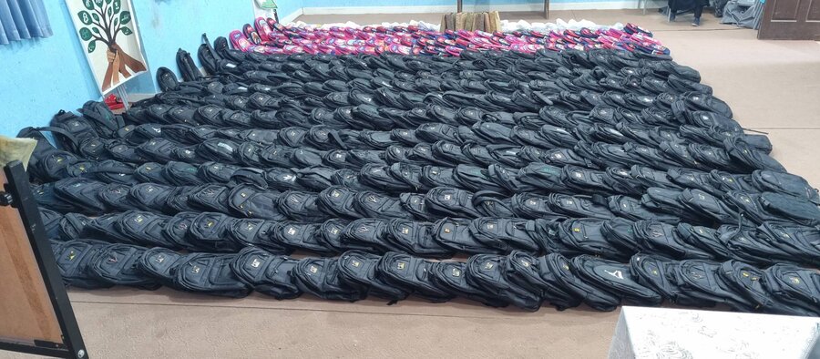 توزیع ۴۵۰ بسته کیف و نوشت‌افزار میان دانش‌آموزان بهزیستی بهبهان