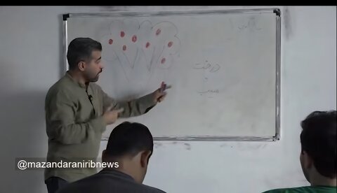 گزارش صدا و سیمای مازندران؛ پشتکار معلم ناشنوای آملی برای آموزش با زبان بدن و دست