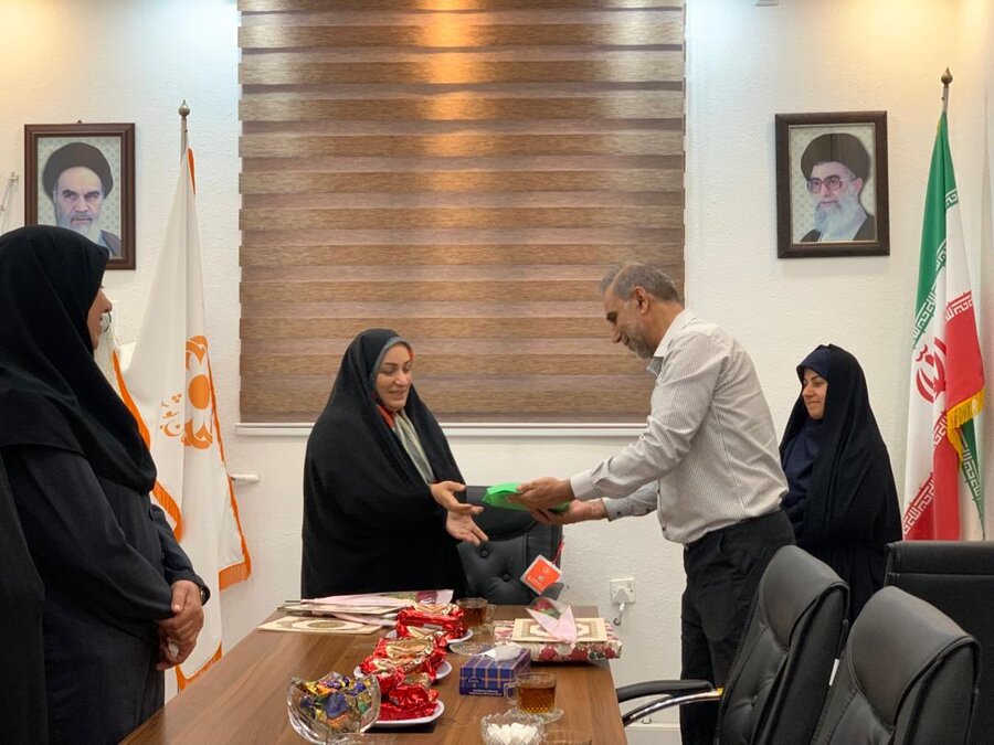 عطر ایثار در بهزیستی شهرستان بوشهر؛ پاسداشت هفته دفاع مقدس با یاد شهیدان و تجلیل از خانواده‌ها و کارکنان ایثارگر