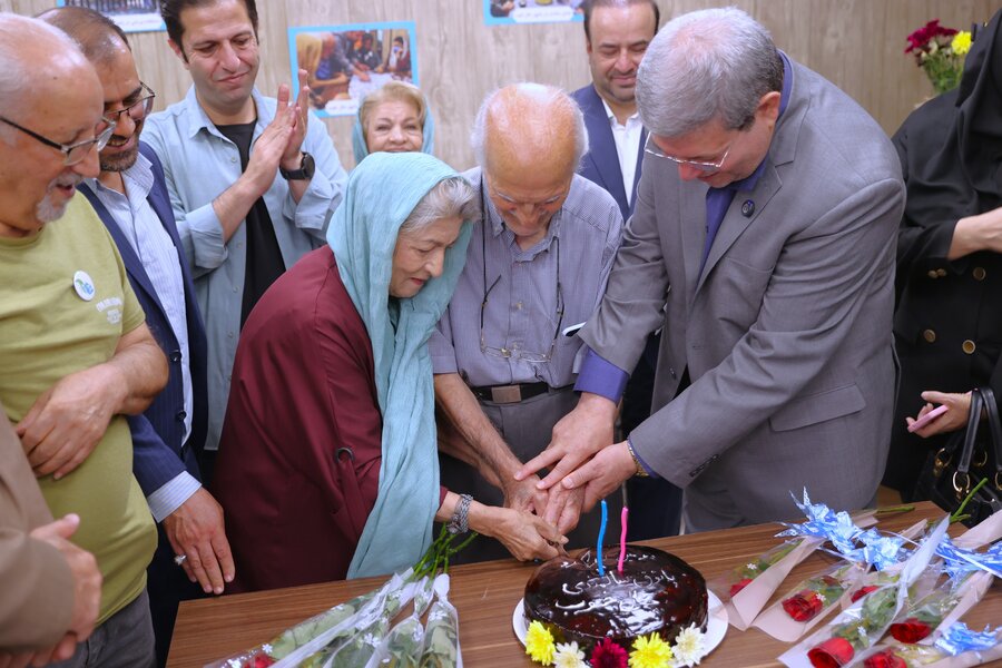 پویش "رز مهربانی" در پاتوق حال خوب سالمندان/ توانمندسازی 53 هزار زن سالمند تنها