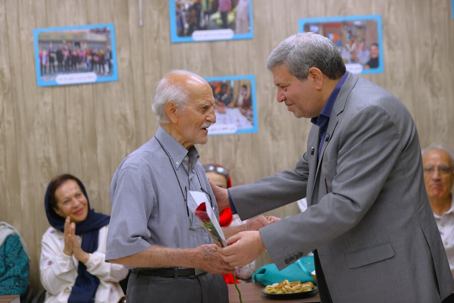 پویش "رز مهربانی" در پاتوق حال خوب سالمندان/ توانمندسازی ۵۳ هزار زن سالمند تنها