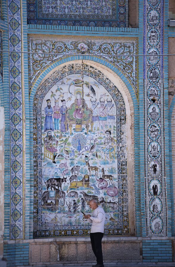 بازدید سالمندان از تکیۀ تاریخی معاون‌الملک کرمانشاه