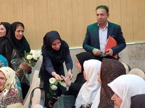 گزارش تصویری| همزمان با روز سالمند مدیرکل بهزیستی استان زنجان به پویش رز مهربانی پیوست