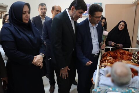 بوسه سرپرست بهزیستی استان بوشهر  بر دستان مادران بوشهری