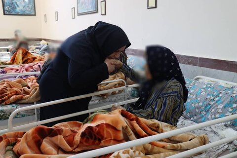 بوسه سرپرست بهزیستی استان بوشهر  بر دستان مادران بوشهری