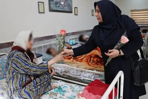 بوسه سرپرست بهزیستی استان بوشهر  بر دستان مادران بوشهری