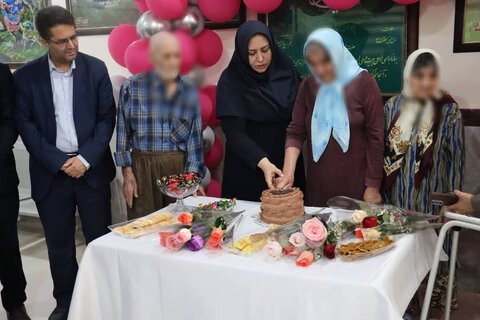 بوسه سرپرست بهزیستی استان بوشهر  بر دستان مادران بوشهری