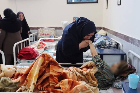 بوسه سرپرست بهزیستی استان بوشهر  بر دستان مادران بوشهری؛ اوج احترام مسئولان به سپیدموهای دیار نخل و دریا در روز جهانی سالمندان