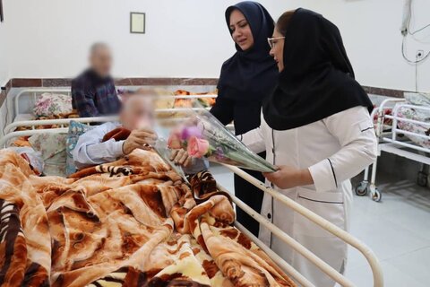 بوسه سرپرست بهزیستی استان بوشهر  بر دستان مادران بوشهری