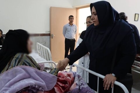 بوسه سرپرست بهزیستی استان بوشهر  بر دستان مادران بوشهری