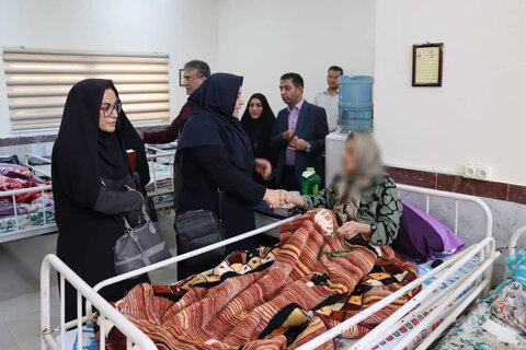 بوسه سرپرست بهزیستی استان بوشهر  بر دستان مادران بوشهری