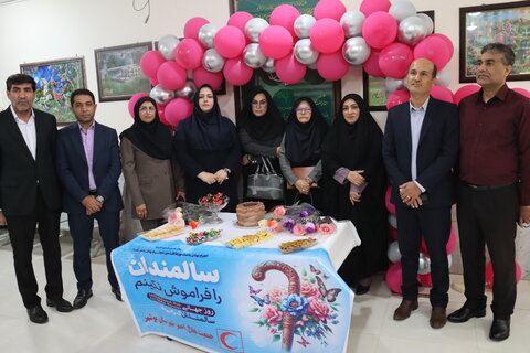 بوسه سرپرست بهزیستی استان بوشهر  بر دستان مادران بوشهری