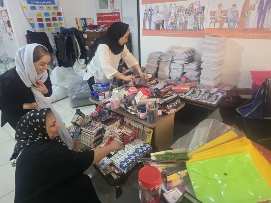 قرچک l توزیع لوازم التحریر به مددجویان تحت حمایت توسط مرکز مثبت زندگی