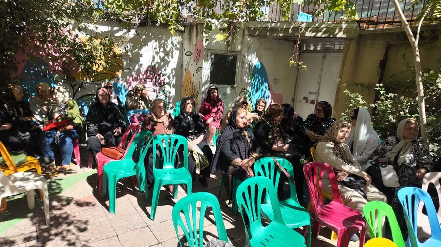 پویش «رُز مهربانی» به مناسبت روز جهانی سالمند در سنندج برگزار شد