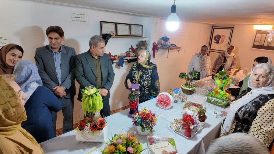 پویش «رُز مهربانی» به مناسبت روز جهانی سالمند در سنندج برگزار شد