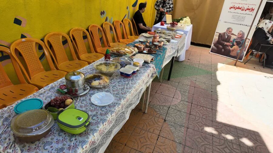 پویش «رُز مهربانی» به مناسبت روز جهانی سالمند در سنندج برگزار شد