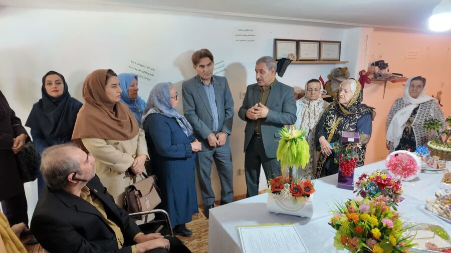 پویش «رُز مهربانی» به مناسبت روز جهانی سالمند در سنندج برگزار شد