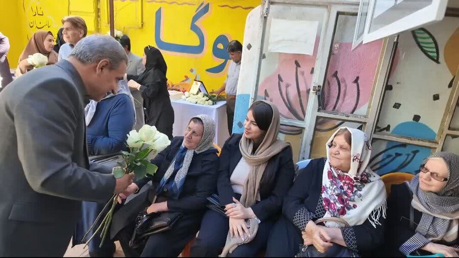 پویش «رُز مهربانی» به مناسبت روز جهانی سالمند در سنندج برگزار شد