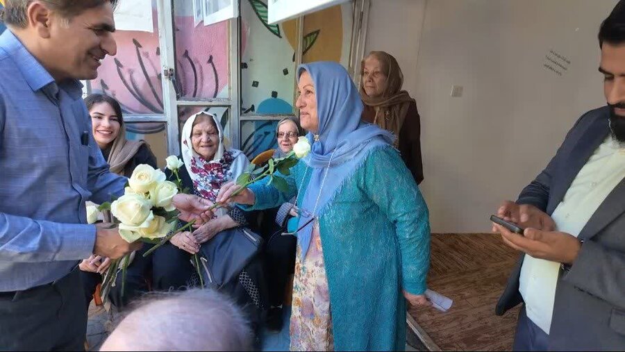 پویش «رُز مهربانی» به مناسبت روز جهانی سالمند در سنندج برگزار شد