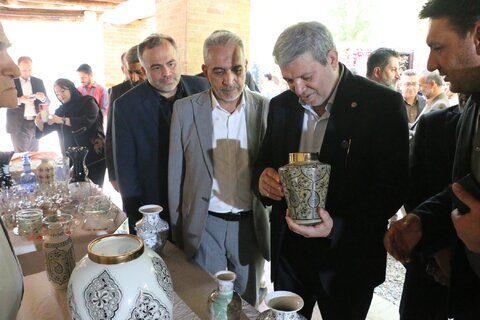 افتتاح نمایشگاه گنجینه های نقره‌ای سالمندان / رونمایی از نشان "کارآفرینی سالمندان" با حضور دکتر حسینی در همدان