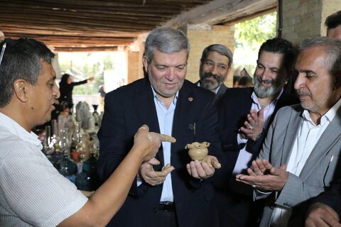 افتتاح نمایشگاه توانمندی سالمندان و رونمایی از «اقتصاد نقره‌ای» با حضور دکتر حسینی در همدان