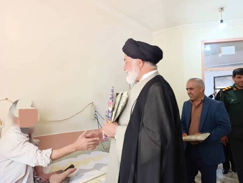 گزارش تصویری|تبریک روز سالمند امام‌ جمعه وجمعی از مسئولان  ایوان  به پدران سرای سالمندان