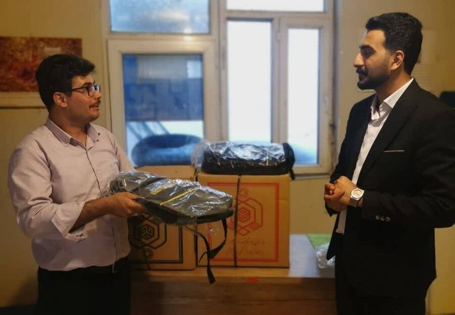 اهدای ۲۰ پک لوازم‌التحریر به دانش‌آموزان نیازمند تحت پوشش بهزیستی پیرانشهر