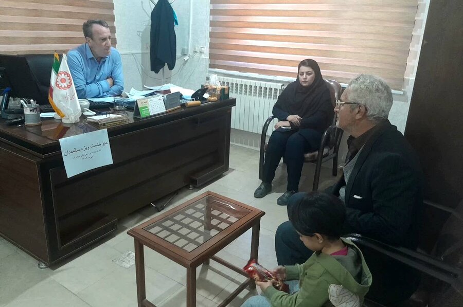 دیدار چهره به چهره رئیس اداره بهزیستی شهرستان میاندوآب با سالمندان به مناسبت هفته تکریم سالمندان