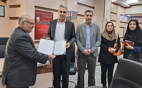 خمینی‌شهر| تقدیر از رئیس و کارکنان بانک ملت به دلیل ارائه خدمات شایسته به سالمندان