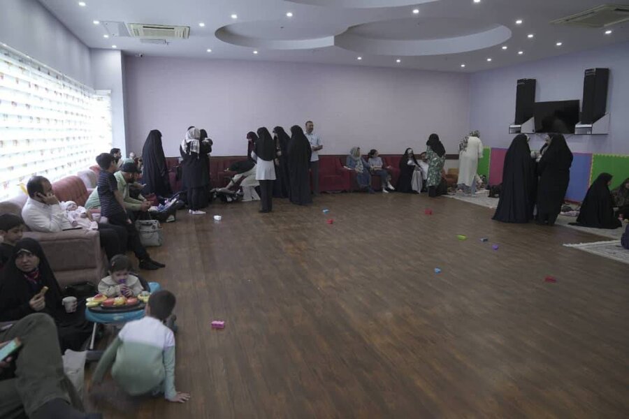 دورهمی خانواده‌های میزبان در شیرخوارگاه شبیر؛ فرصتی برای تبیین نقش اثرگذار خانواده‌ها در حمایت از کودکان