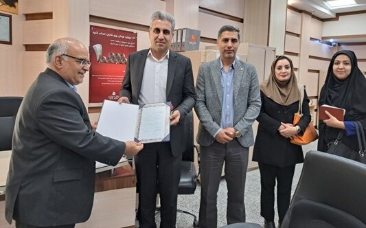 خمینی‌شهر| تقدیر از رئیس و کارکنان بانک ملت به دلیل ارائه خدمات شایسته به سالمندان 