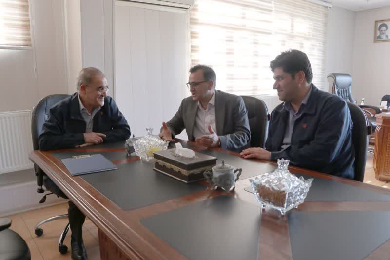 هدیه نوشت‌افزار به دانش‌آموزان تحت پوشش بهزیستی