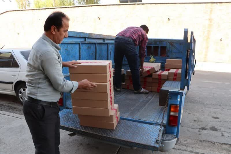 هدیه نوشت‌افزار به دانش‌آموزان تحت پوشش بهزیستی