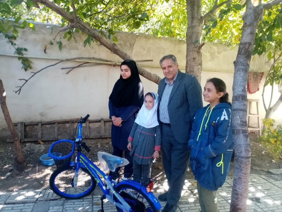 خلخال| اهدای دوچرخه توسط فرزند یکی از پرسنل نیروی انتظامی به دانش‌آموز تحت پوشش بهزیستی خلخال