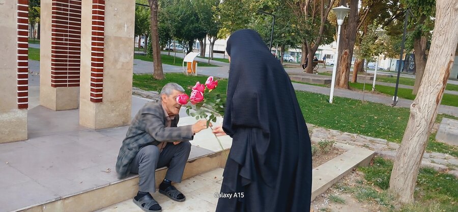 تکریم سالمندان  با شاخه های گل