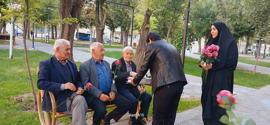 تکریم سالمندان با شاخه های گل