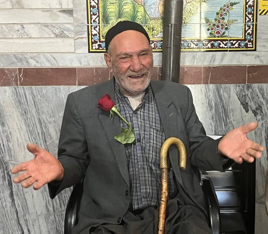 مسئولان بهزیستی با اهدای رزهای مهر، هفته سالمند را گرامی داشتند