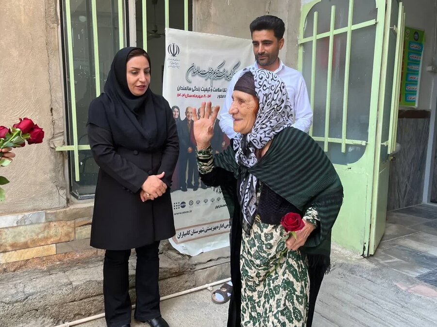 مسئولان بهزیستی با اهدای رزهای مهر، هفته سالمند را گرامی داشتند