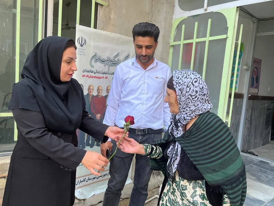 مسئولان بهزیستی با اهدای رزهای مهر، هفته سالمند را گرامی داشتند