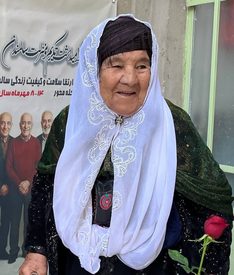 مسئولان بهزیستی با اهدای رزهای مهر، هفته سالمند را گرامی داشتند