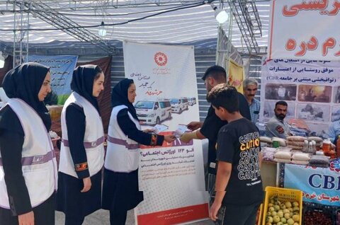 استاندار زنجان از غرفه بهزیستی خرم دره بازدید کرد